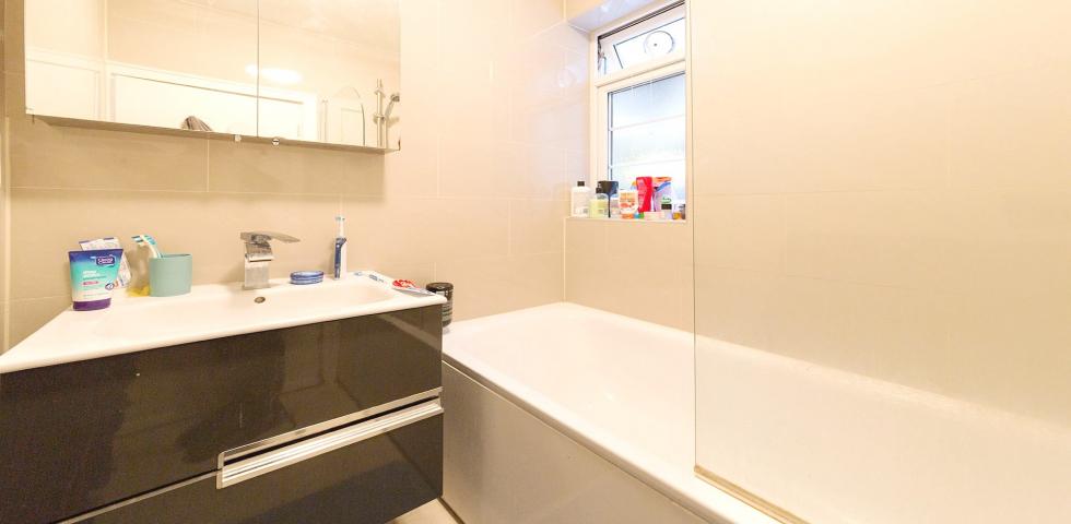 			2 Bedroom, 1 bath, 1 reception Flat			 West End Lane, WEST HAMPSTEAD
